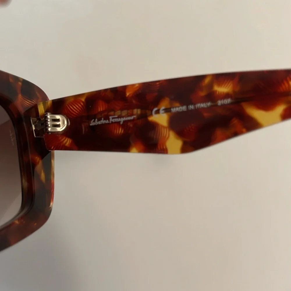 NEW Salvatore Ferragamo SF1024S 609 Red Havana Sunglasses w/Brown Gradient Lens - Picture 8 of 11